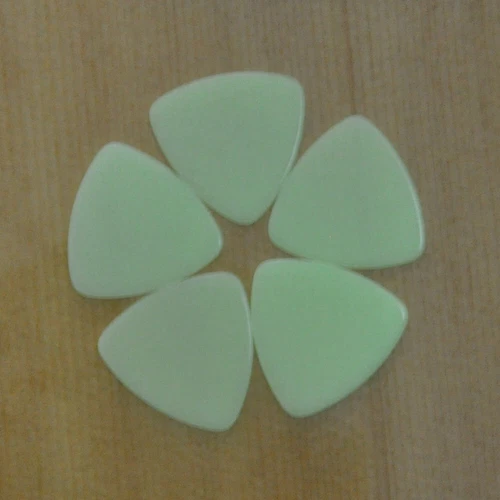 100pcs Medium 0.71mm Rounded Triangle Celluloid Guitar Picks Glow In The Dark