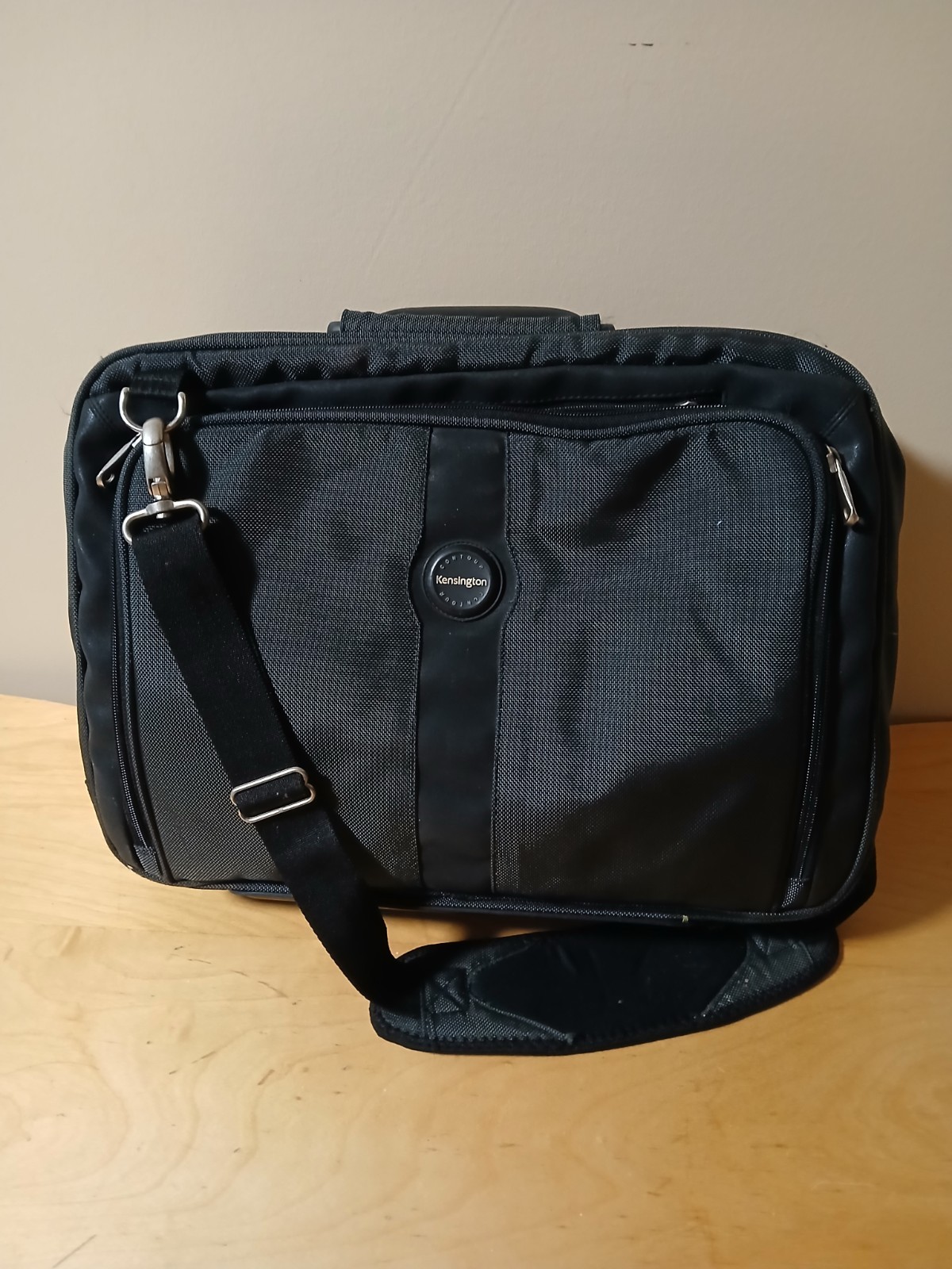 Kensington Black Nylon 15" Laptop Shoulder Messenger Bag Pad