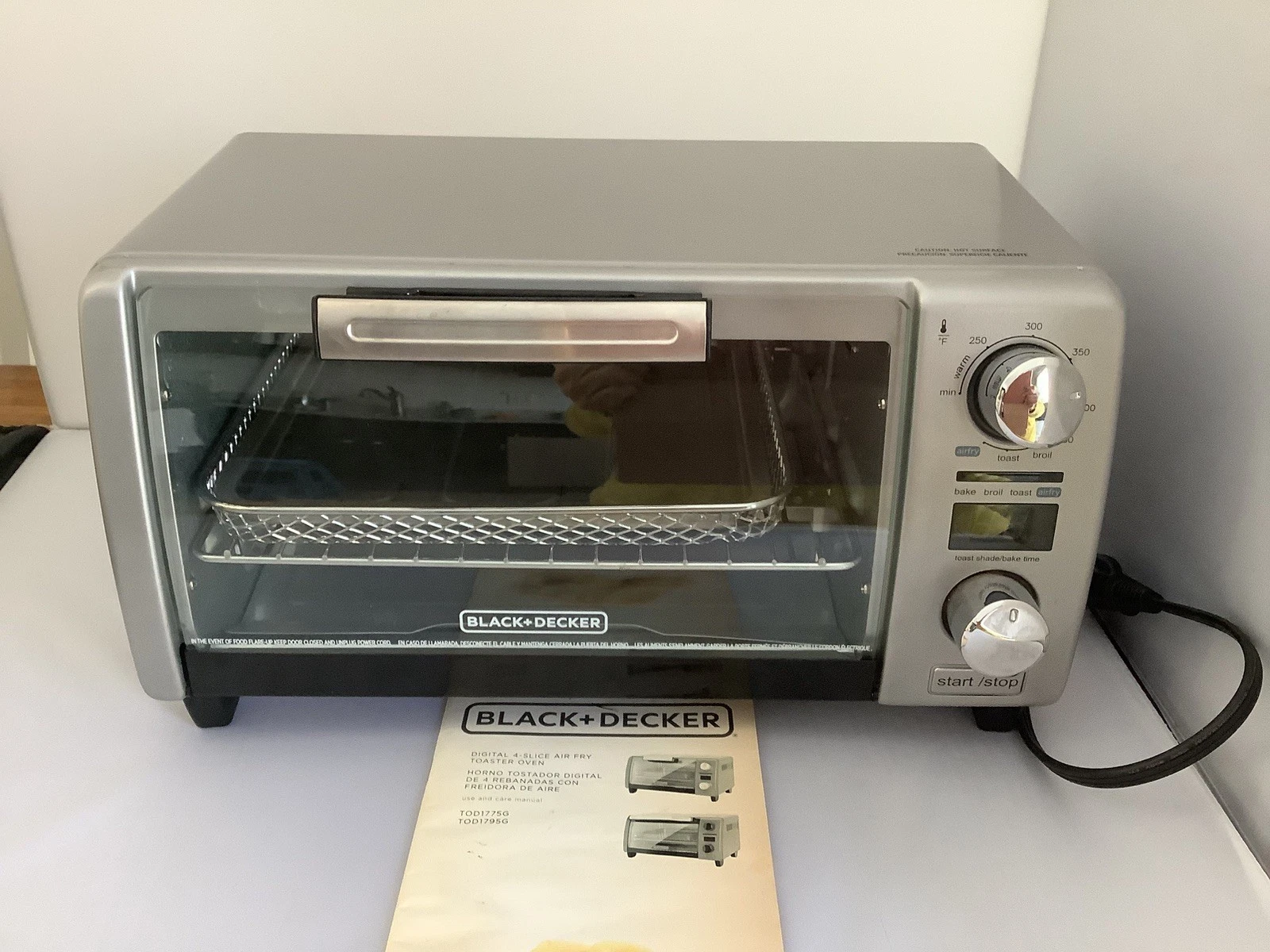 Black &Decker Digital Air Fry Toaster Oven 4 Slice Bake, Broil, Warm TOD1775G Gr