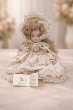 Bambola in porcellana di  CAPODIMONTE CON CERTIFICATO DI GARANZIA