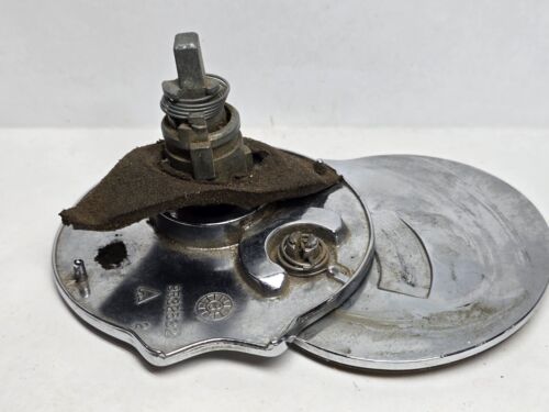 OEM 1990's Vintage Cadillac 3532532 Rear Trunk Lid Lock Cover Mechanism Emblem - Foto 3 di 9