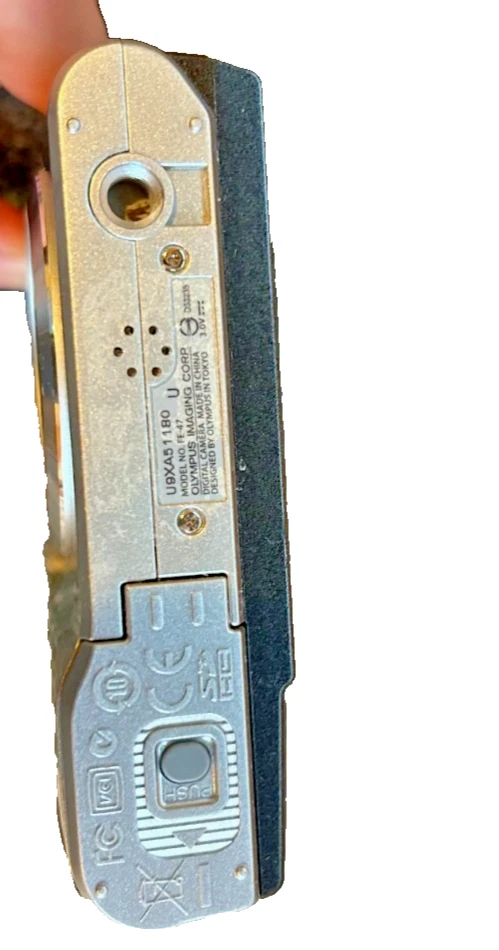 Olympus FE FE-47 14.0MP Digital Camera - silver used - Image 2 of 4