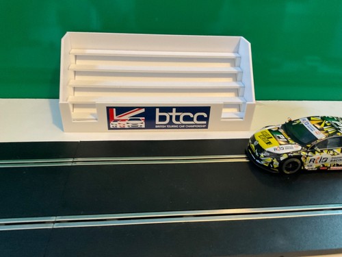 BTCC Slotcar Maßstab 1:32 Tribüne Carrera Scalextric SCX - Bild 1 von 5