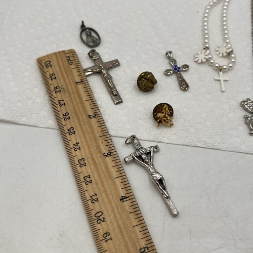 Religious Spiritual Items Lot Necklaces Cross Pendants Pins Christian Vintage - Picture 13 of 18