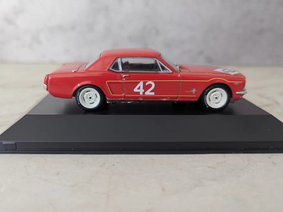 Atlas Editions escala 1:43 BTCC Champions 1965 - Ford Mustang - Roy Pierpoint Foto 2 de 4
