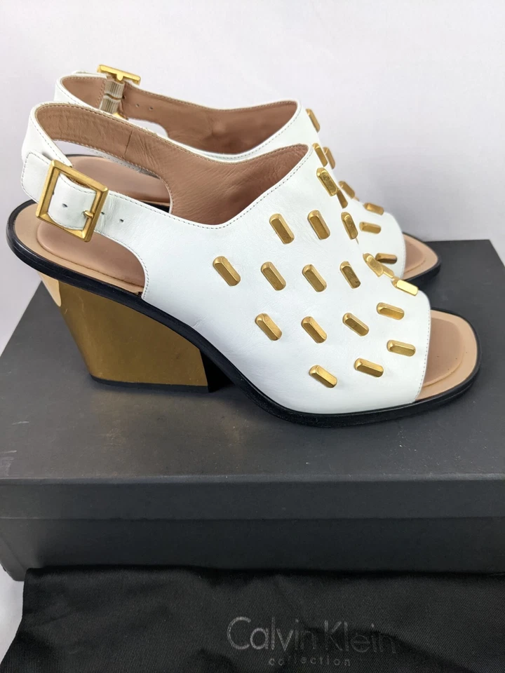 BOMBAS DE TACÓN ALTO CON TACHUELAS CECILE COLECCIÓN CALVIN KLEIN EN CAJA TALLA 40 Foto 2 de 4