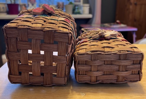 Vtg Christmas Baskets Gingerbread Mittens Decorative Wooden Baskets Set of 2 - Picture 5 of 13