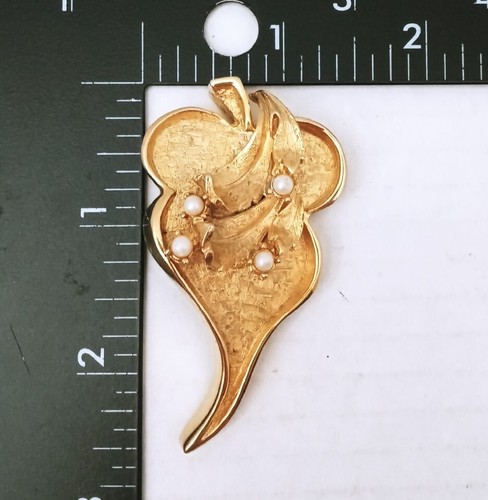 Vintage Tortolani Gold Tone Faux Pearl Pendant Leaf Signed 2.5 Inches - Picture 8 of 8