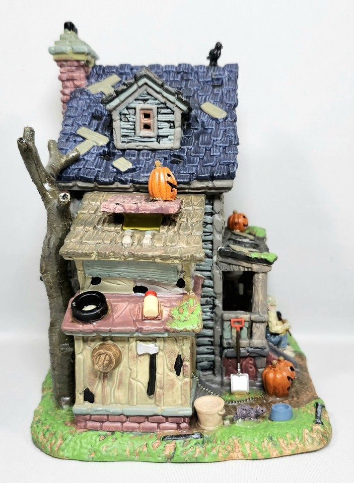 LEMAX Spooky Town 75185 Creepy Neighborhood House & 2 Extra Figures