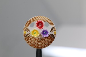 Pretty-Painted-Glas-Zierknopf-Flower-Basket-Probably-um-1970-80