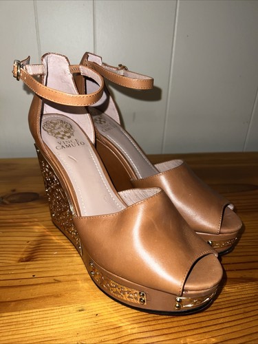 Vince Camuto VC Syla3 braune Keilsandale mit goldenen Metallbeschlägen Akzenten Größe 9B - Bild 2 von 18