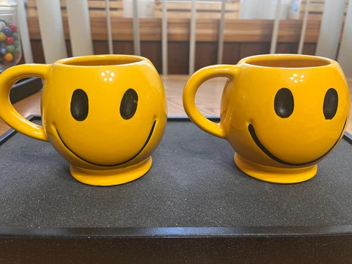 VINTAGE MC COY POTTERY LOT OF 2 1970'S ART POTTERY YELLOW SMILEY FACE 12OZ MUGS
