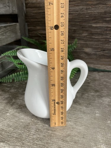 Unmarked White Small Pitcher/ Creamer/ Maple Syrup. Nice Condition! - Picture 2 of 9