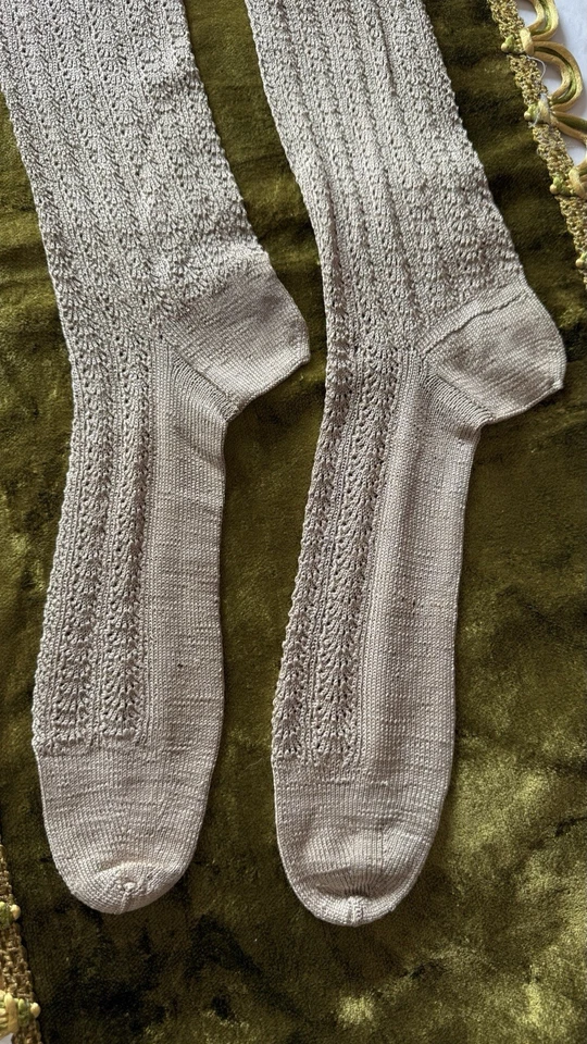 Par de calcetines antiguos victorianos tejidos beige patrón inusual tejido canasta hasta la rodilla Foto 2 de 4