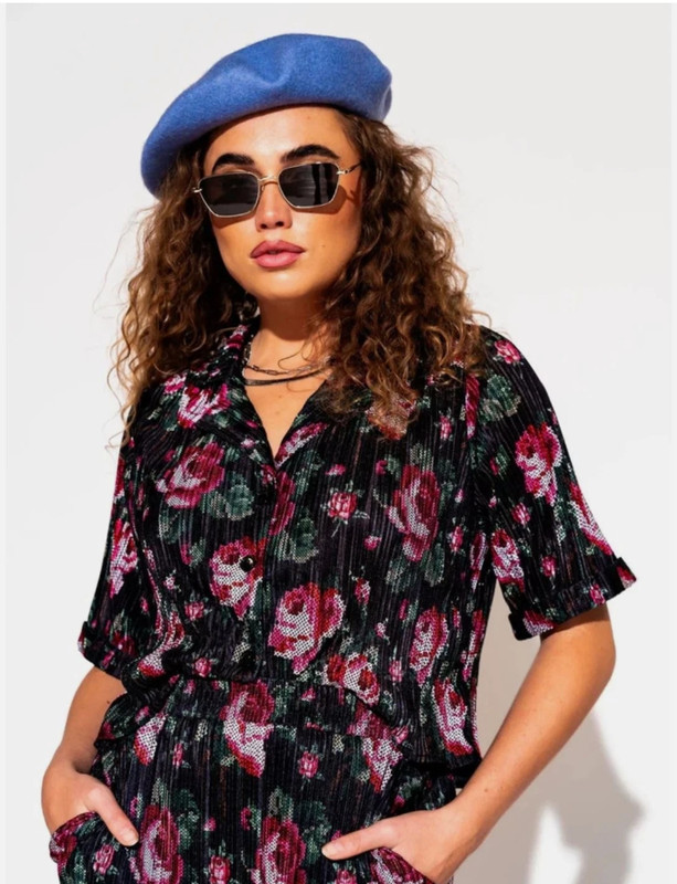 Dressed in Lala Ćest la Vie Plissé Top Cross Stitch Floral Black Cropped Size XL