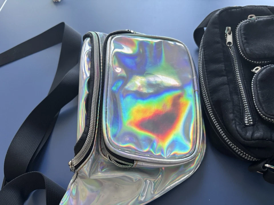 2 bolsas pequeñas. Bolso Cinturón Plateado y Bolso de H&M Negro. Foto 4 de 4