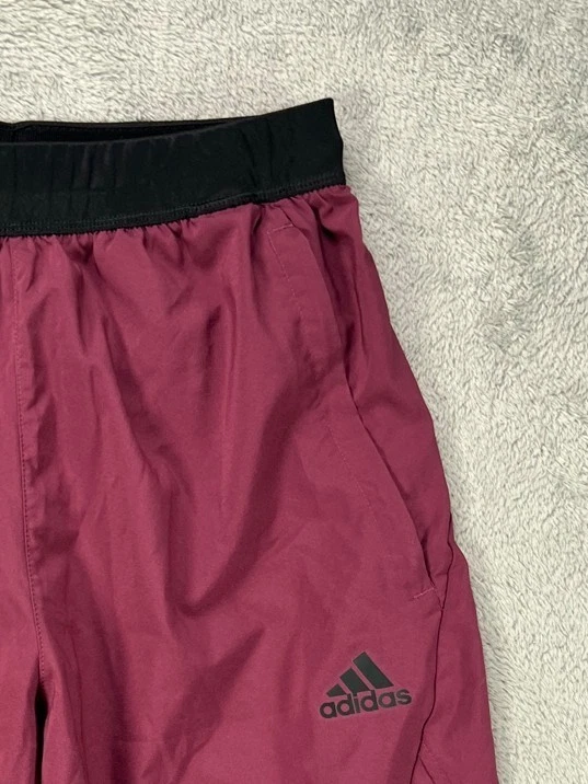 Pantalones Cortos Adidas Para Hombres Pequeños Granate Oscuro Cordón Softshell Negro Logo Bolsillos con Cremallera Foto 2 de 4