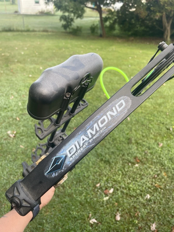 Diamond Infinite Edge Compound Bow w/ Hard Case, 2 Arrows, Release & New String - Image 4 of 4
