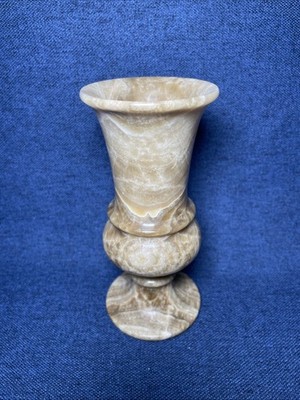 Vintage Alabaster Onyx Marmor Knospe Blumenvase 6'' hoch creme mit braunen Adern