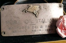   PIN SPILLA DISTINTIVO BROSCHE BROOCH MEDAGLIA TARGA MOBIL OIL ITALIANA 1955