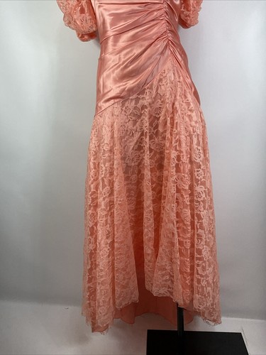 Vintage 80s Prom Dress Peach Lace Party Puffy Sleeve Ruched Satin sz 8 ILGWU - 第 4/11 張圖片