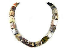 Prachtvolle Halskette aus dem  Edelstein Imperial-Opal in Rechteckform