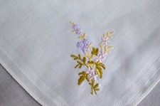 VINTAGE HANKY HANKIE SWEET WILD FLOWER EMBROIDERED BOUQUET LAVENDER IVORY GREEN
