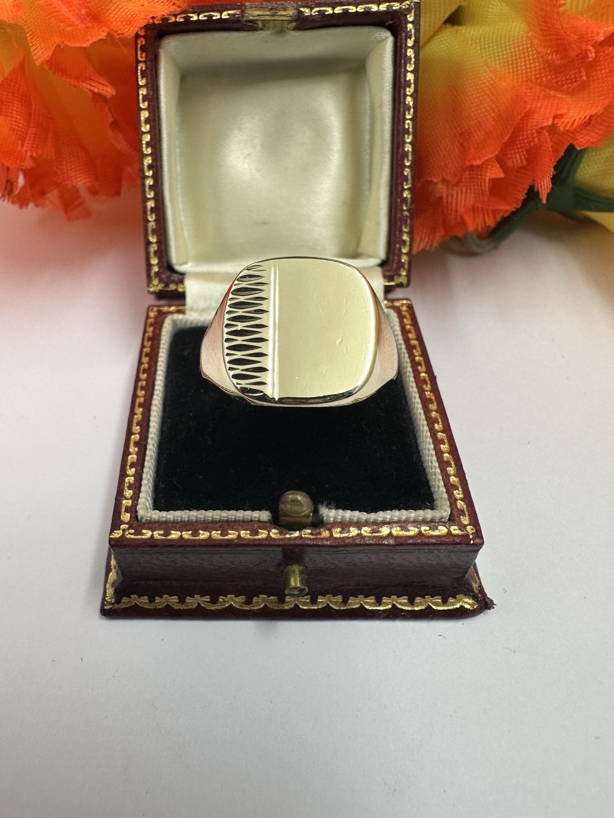 Classic Engraved 9ct Signet Ring. 6g Size v