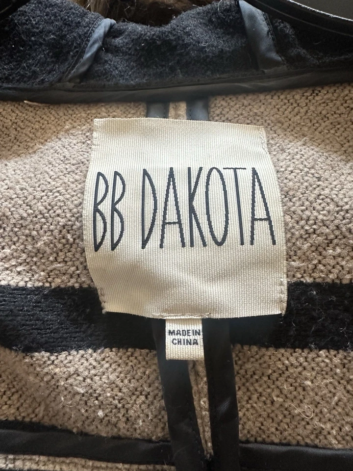 Chaqueta con capucha pequeña BB Dakota con botones para mujer Foto 3 de 4