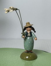Altes Blumenmädchen Blumenkind mit Schneeglöckchen von KWO Erzgebirge 1094/23