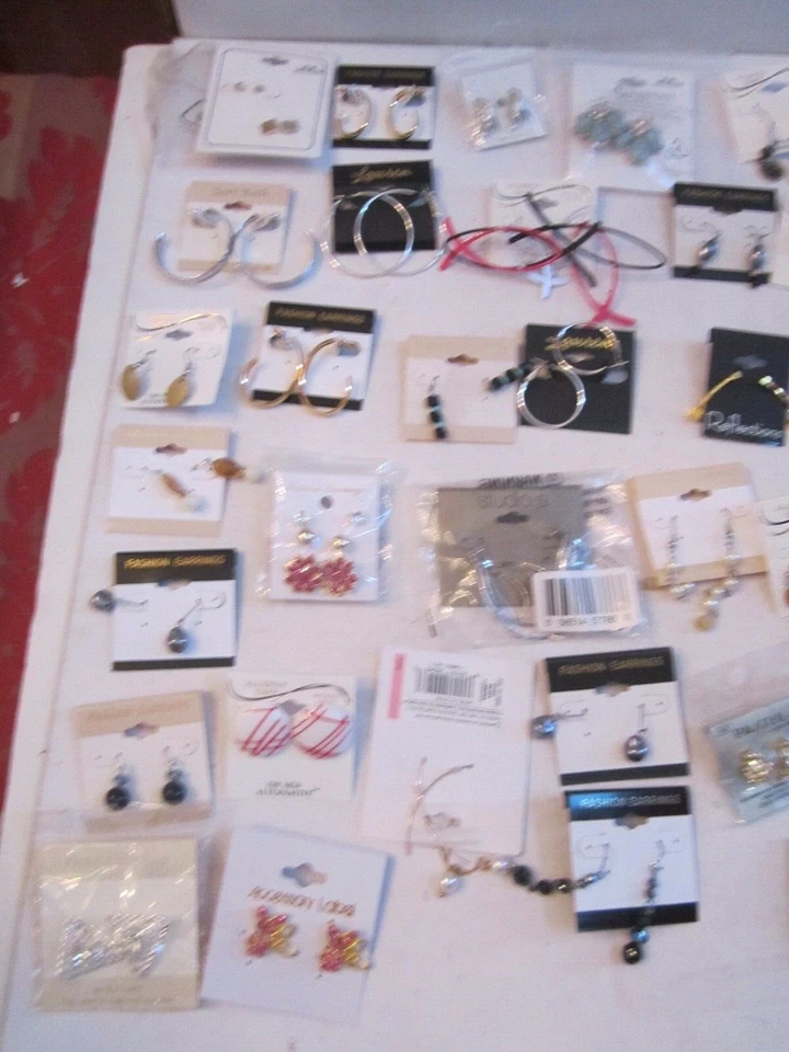 75 PARES DE PENDIENTES - JOYERÍA DE MODA - LAUREN, BALLET Y MÁS - LOTE 3 - BAÑERA RR Foto 2 de 4