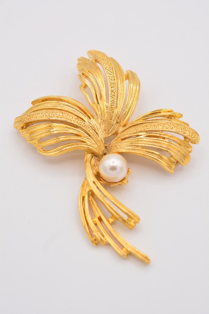 Vintage Flower Leaf Pin Brooch Bright Gold Pearl Textured Vintage Flower Leaf Pin Brooch Bright Gold Pearl Textured
