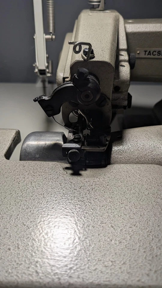 Tacsew T1718 кожаная промышленная швейная машина с жалюзи кромкой со столом - Изображение 2 из 4