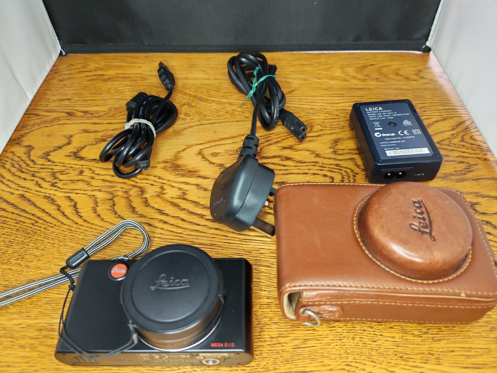 Leica D-Lux 3 Digital Compact Camera & Case and Charger. Shutter Count  1731