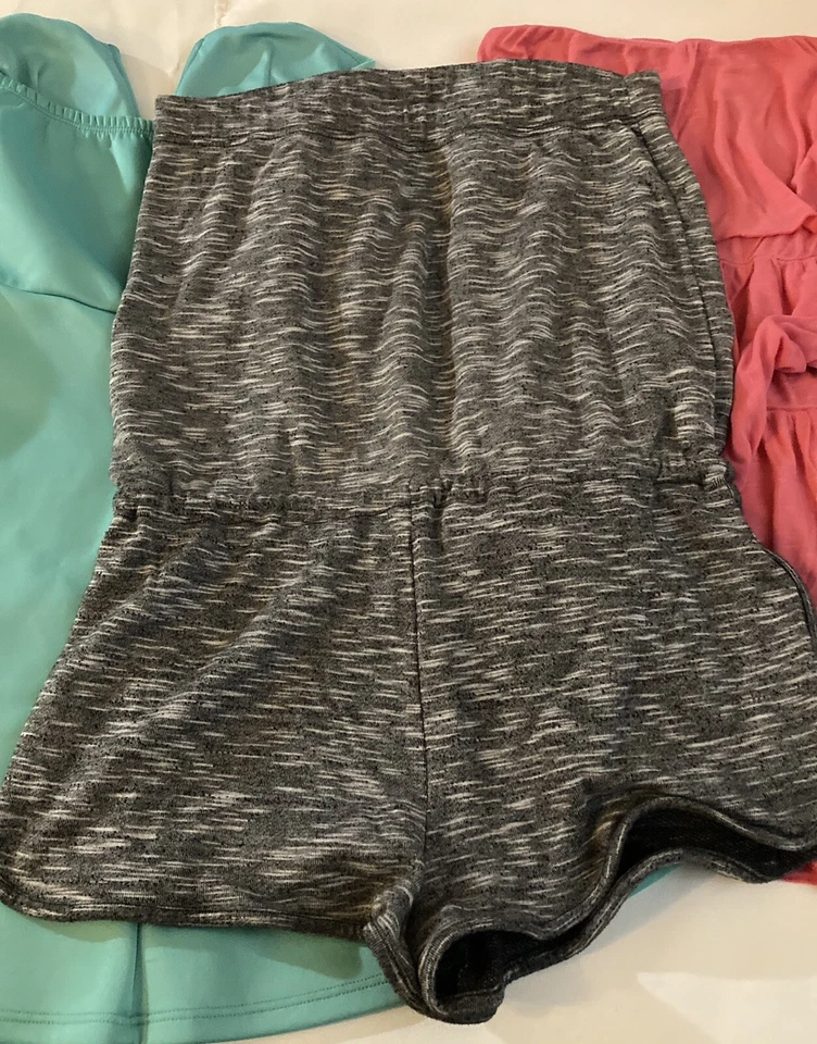 Lote 2 vestidos sin tirantes y 1 mameluco. Pink Strapless Is Rue21, Gris Mossimo..... Foto 2 de 4