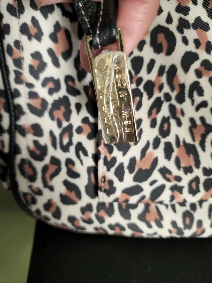 Cartera MAXX NEW YORK Multi-Compartimento Estampado Guepardo con Forro Rojo Satinado Foto 2 de 4