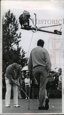 1970 Press Photo Camera over golfer Tom Shaw, Doug Sanders at golf - net27233