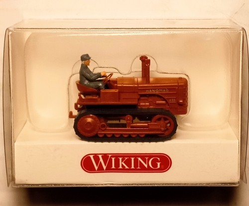 Bulldozer Wiking #8440228 Hanomg K55 con dos ganchos de remolque traseros y operador nuevo en caja HO 1/87 | Zustand: New