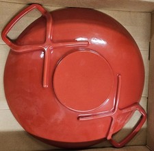 Roter Gusseisene Wokpfanne ohne Deckel