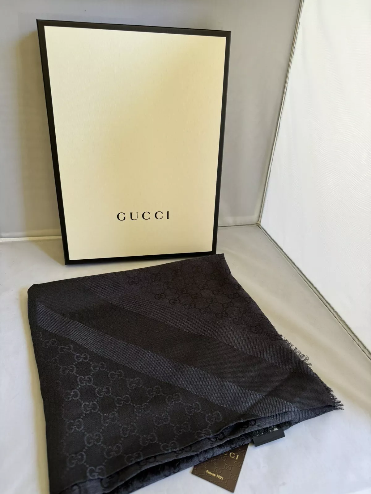 GUCCI écharpe châle GG Guccissima 140x140 cm laine soie neuf avec étiquettes en boite
