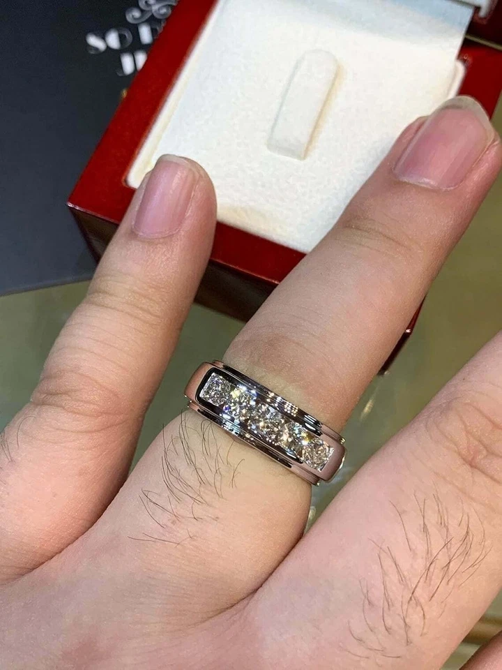 Anillo de diamantes cultivados en laboratorio certificado corte redondo de 1 quilate banda de 5 piedras de oro blanco de 14 k para hombre Foto 3 de 4