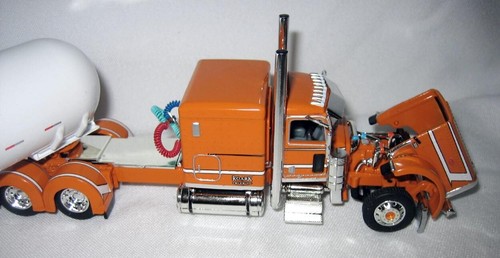 1/64thDCP 60-1917 389 Pete 63” Flatop LP Trailer First One In Series (Exclusive) - Picture 3 of 4
