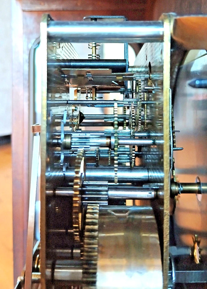 Reloj de sobremesa Howard Miller Westminster campana caja caoba esfera de latón movimiento Foto 4 de 4