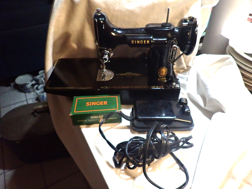 Vintage Singer Featherweight 221 Portable Sewing Machine with case ...