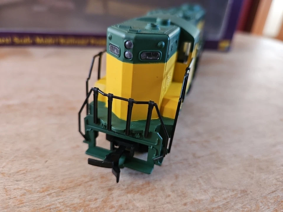 IHC Chicago & North Western 3809 HO EMD SD-24 Diesel Locomotive 713 NEW IN BOX - Image 4 of 4