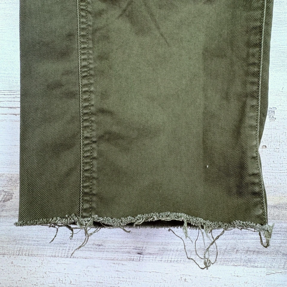 Calça utilitária GAP feminina carga tamanho 2 verde oliva bainha crua cano largo perna - Imagem 3 de 4