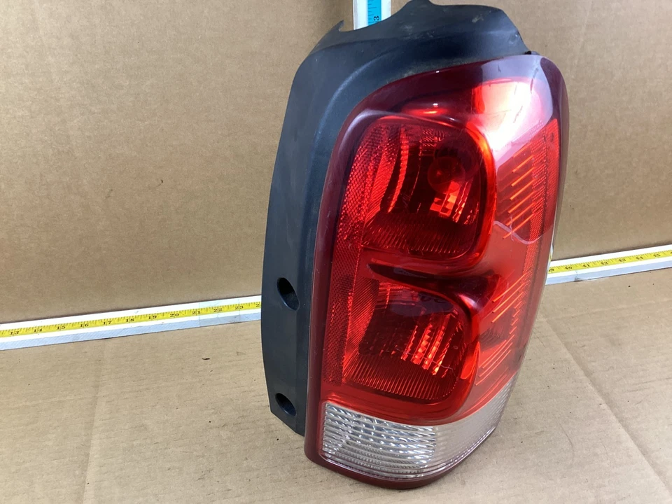 Conjunto de luz trasera lateral derecha del pasajero Saturn Relay 2005-2007 Foto 2 de 4