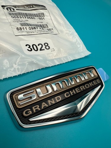 OEM 2014 Jeep Grand Cherokee SUMMIT Rear Emblem Badge 68110987AA Mopar Logo - Foto 2 di 5