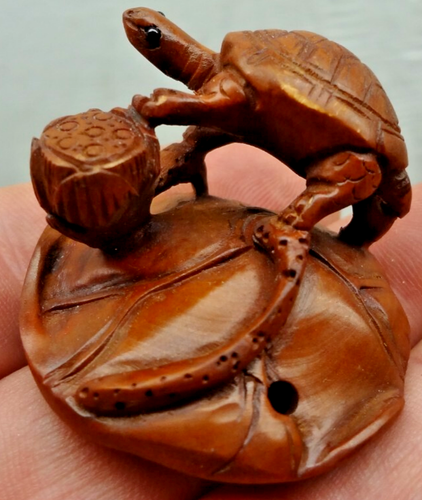 Netsuke Boxwood Figurine FIGURE Carved Signed 'TURTLE WITH PIPE ON LILY PAD' - Picture 4 of 9