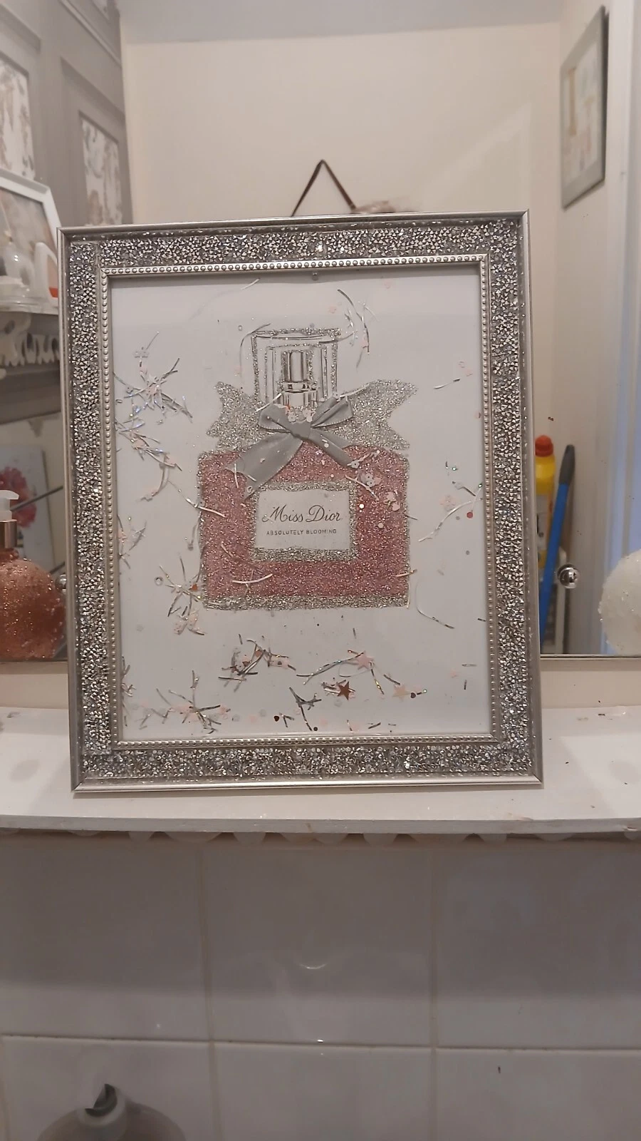Dior rose glam art mural mode impression paillettes flacon de parfum maquillage photo 3D